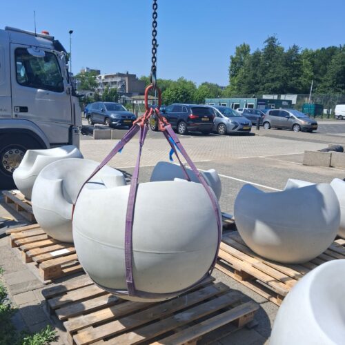 Betonnen zitelementen en tafel Stool 44 Hijsen en plaatsen van witte betonnen Stool zitelementen op een schoolplein in Gouda